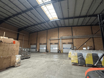 Udlejning af lagerhal til distribution og opbevaring - porte til pålæsning & aflæsning