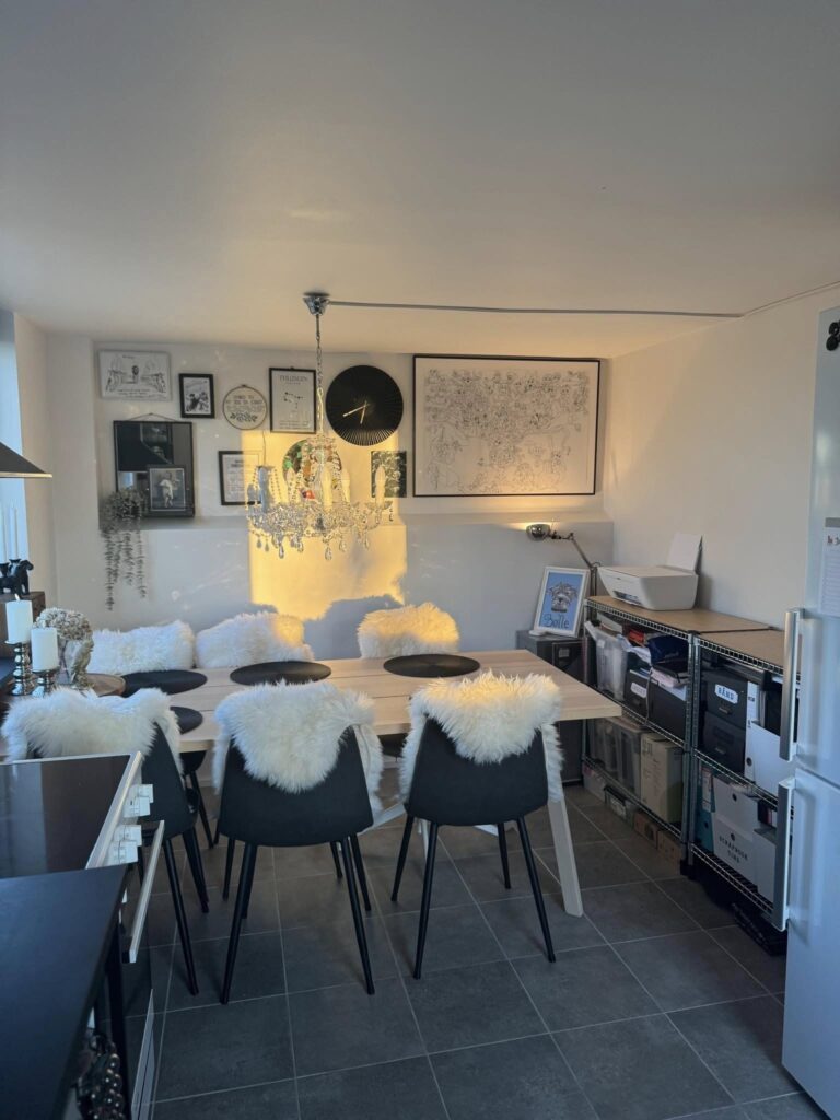 Køkken alrum med spiseplads, spisebord og stue.