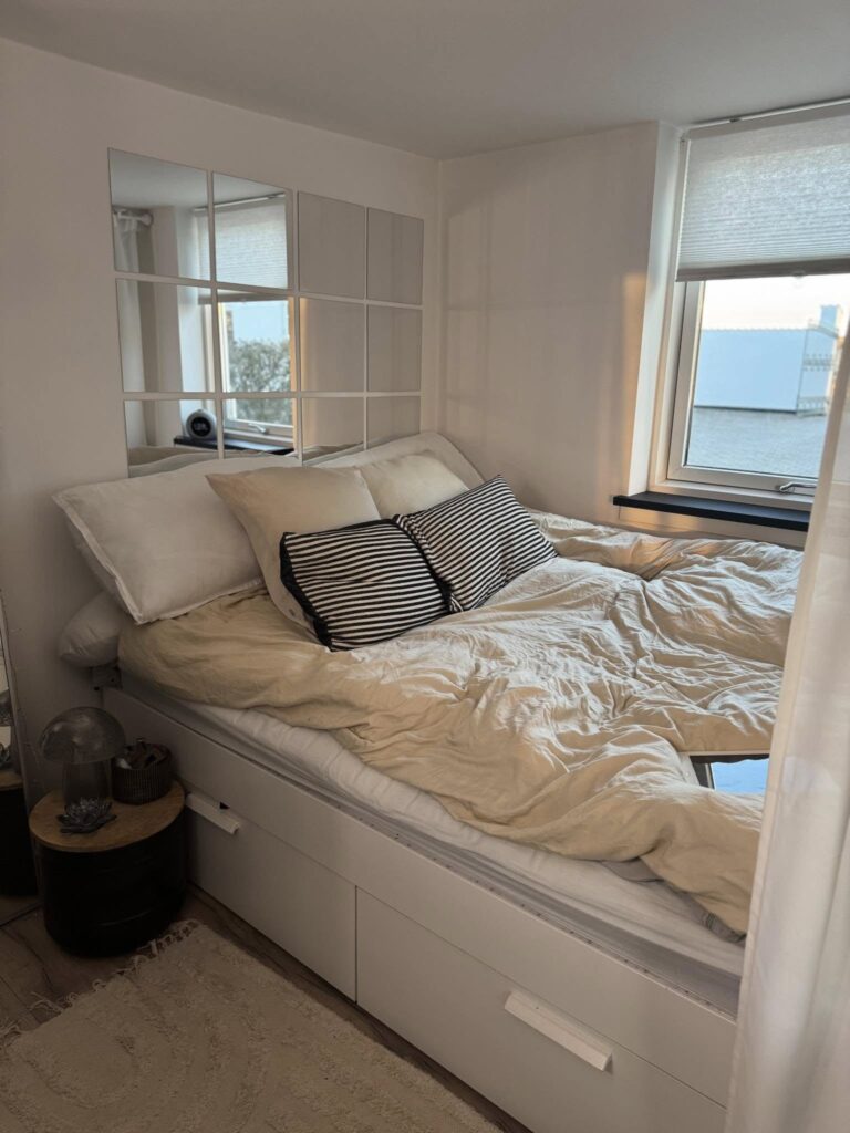 Soveplads, som har rigelig plads til dobbeltseng.