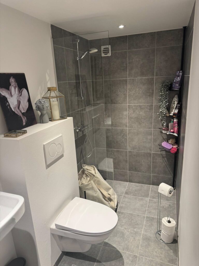 Moderniseret badeværelse med masser af plads og separat bruseområde