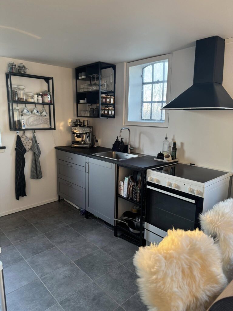 Køkkenet fungerer som en del af et alrum, hvor spisestuen også findes.